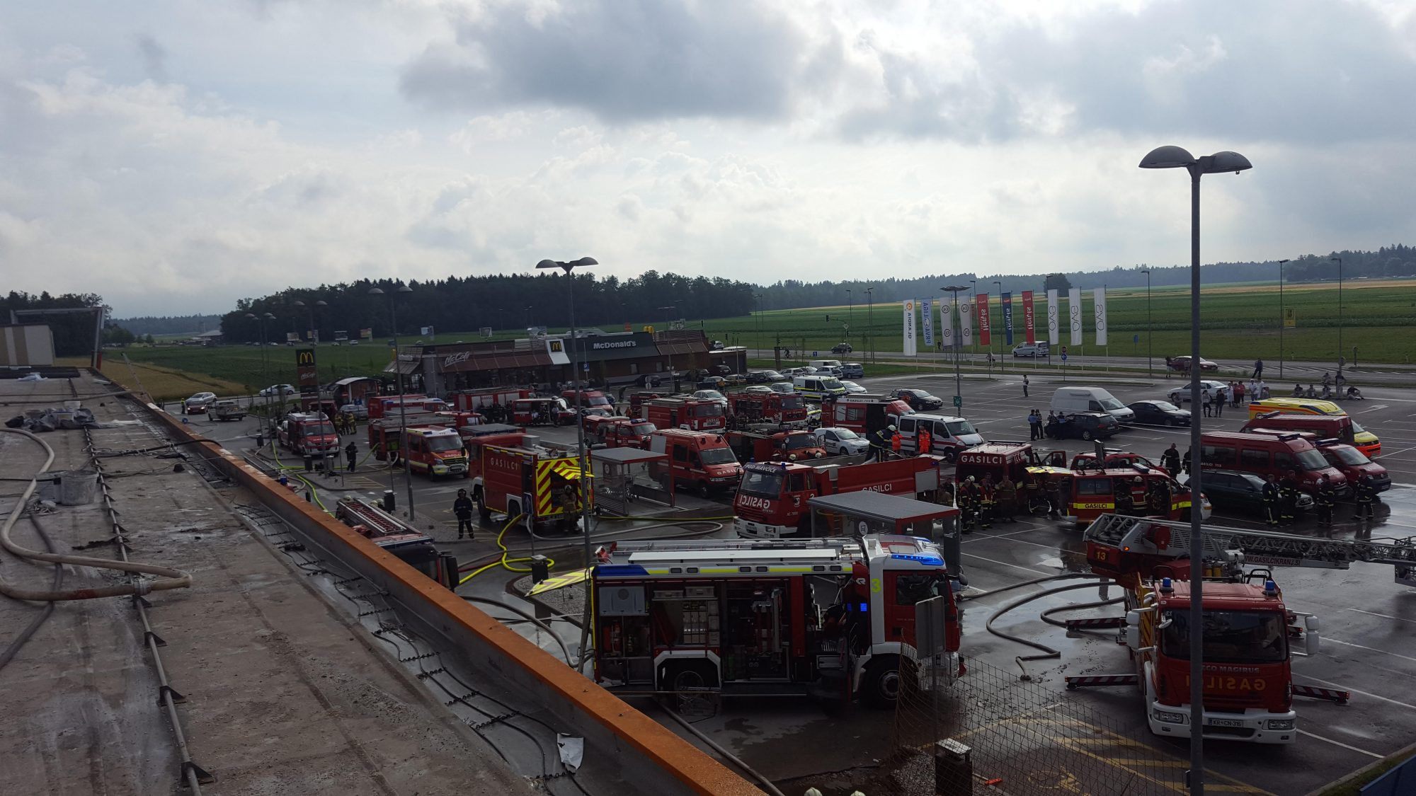 Požar na objektu Qlandia Kranj Gasilci Britof